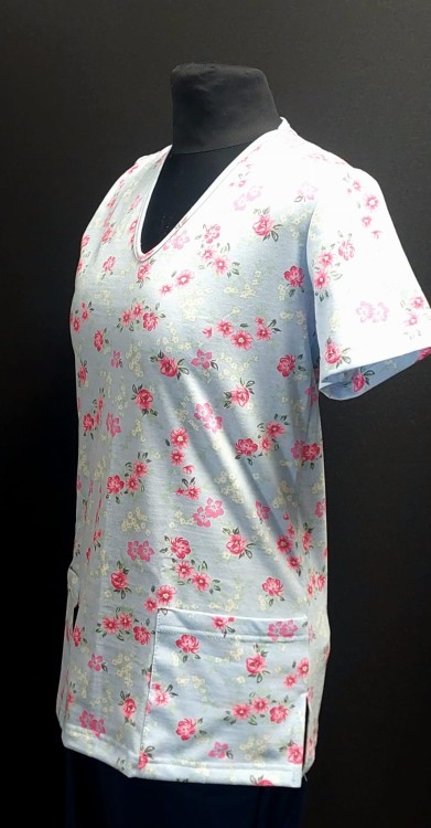 Kwiatki na błękicie bluza medyczna