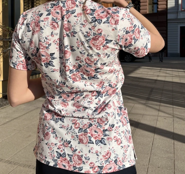 RÓŻE NA BIAŁYM bluza medyczna